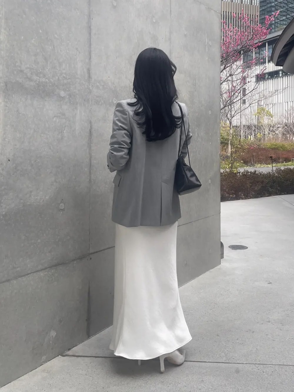 グレー系のカーディガン/ボレロ、グレー系のテーラードジャケット、ホワイト系のスカートを着用したレディースの冬コーディネートの3枚目の写真