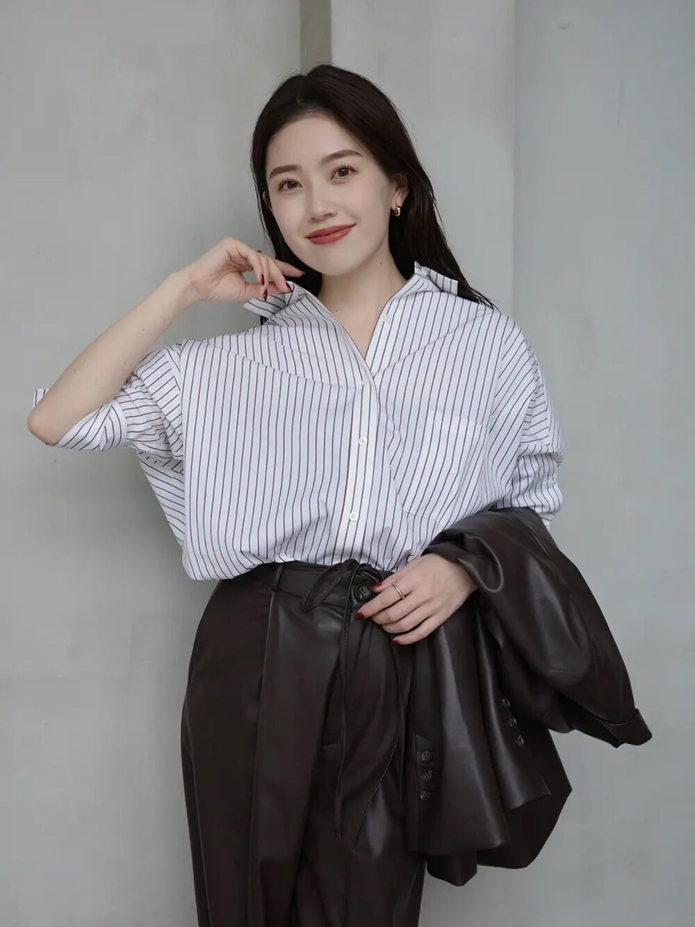 ブラウン系のシャツ/ブラウス、ブラウン系のその他パンツを着用したレディースの冬コーディネートの2枚目の写真