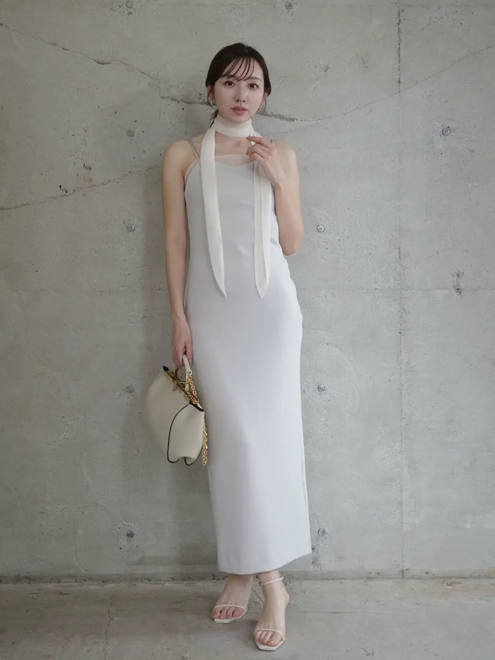 ホワイト系のワンピースを着用したレディースの春コーディネートの2枚目の写真