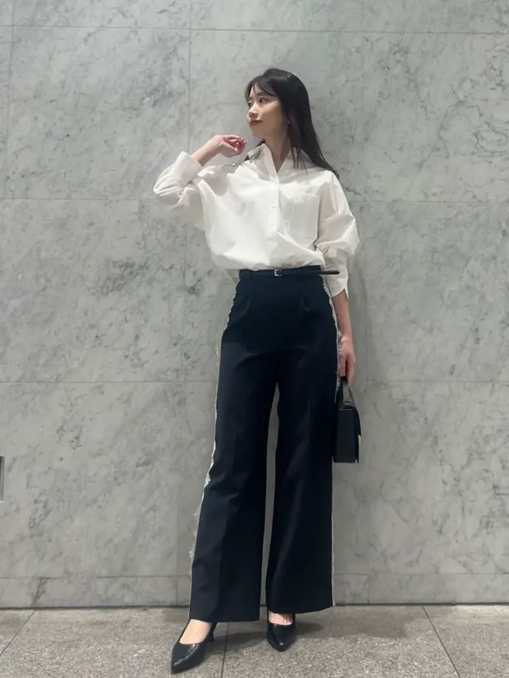 ブルー系のその他パンツ、ホワイト系のシャツ/ブラウスを着用したレディースの冬コーディネートの2枚目の写真