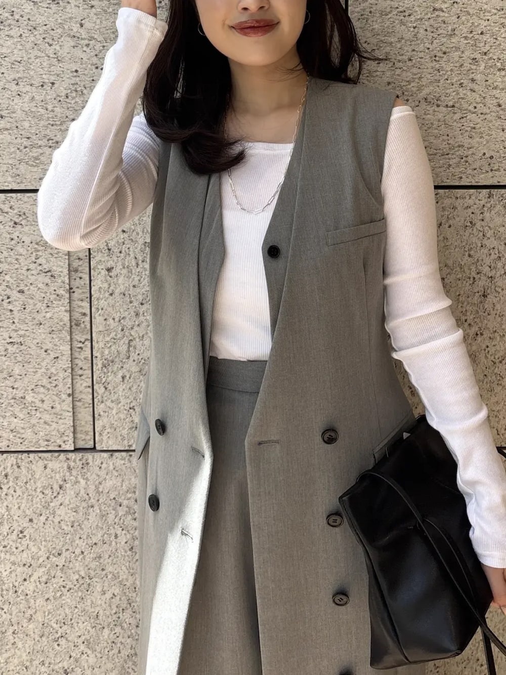 ホワイト系のTシャツ/カットソー、グレー系のその他パンツ、グレー系のワンピースを着用したレディースの春コーディネートの4枚目の写真