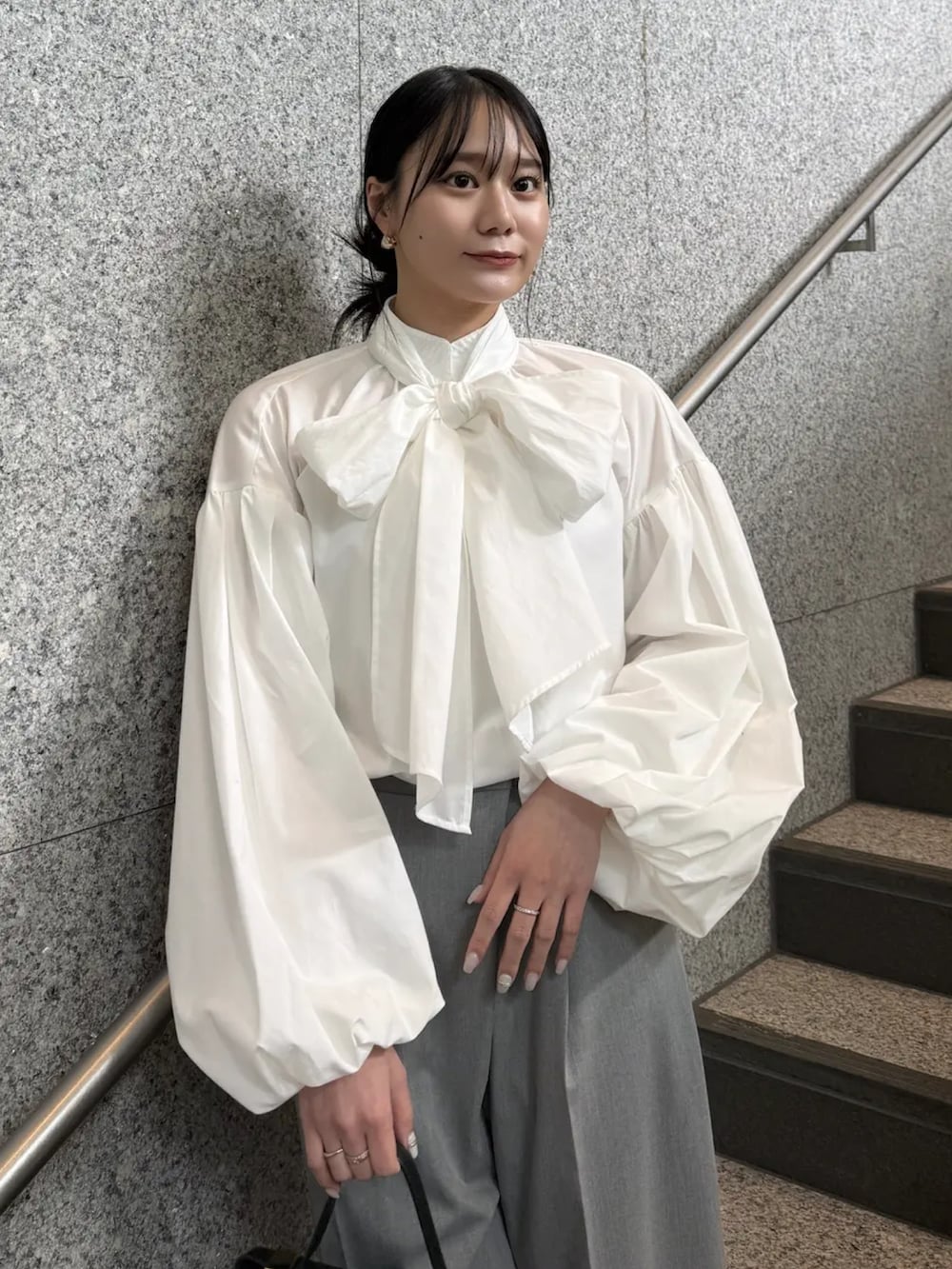 ホワイト系のシャツ/ブラウス、グレー系のその他パンツを着用したレディースの冬コーディネートの2枚目の写真