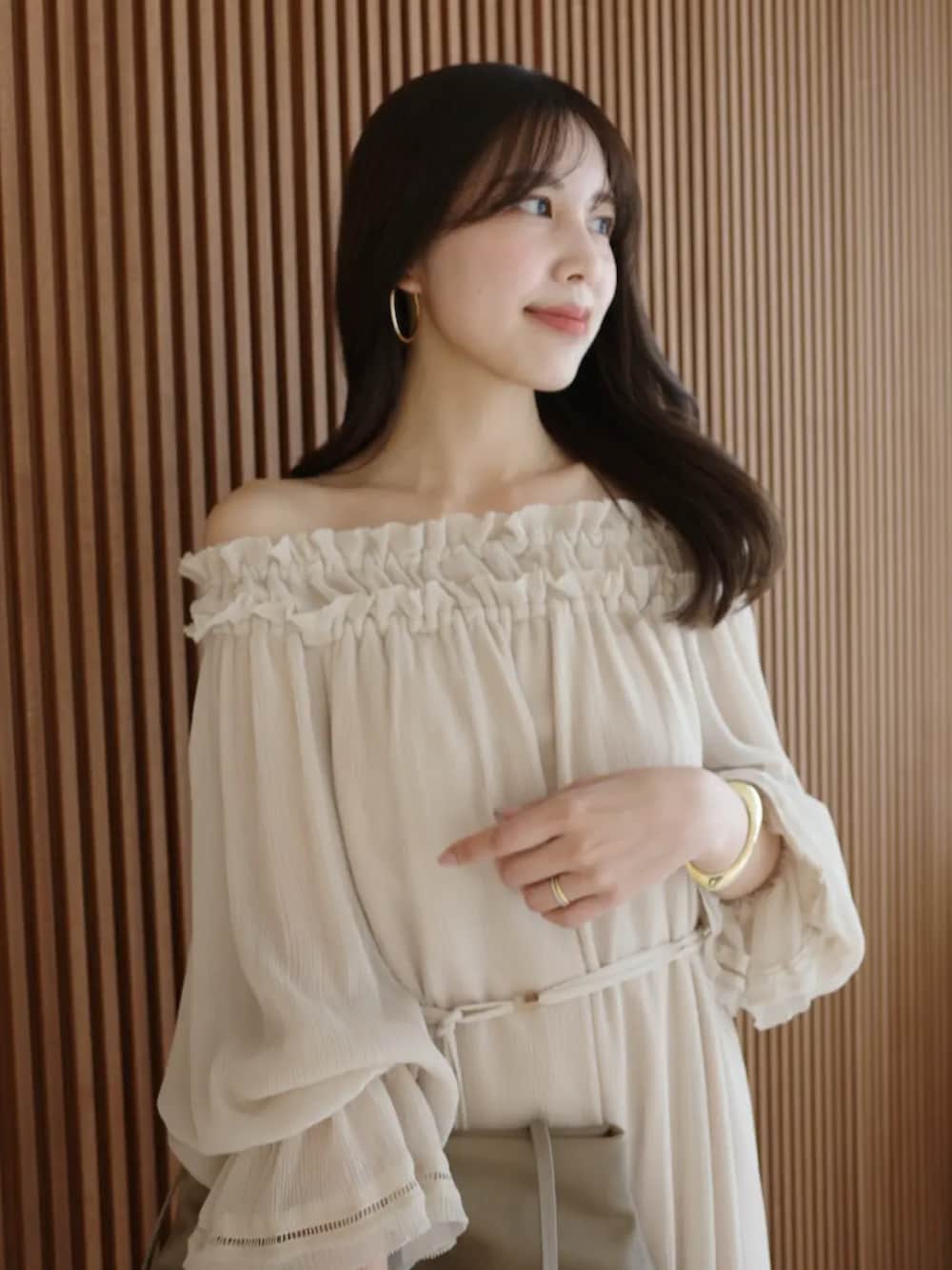 ベージュ系のワンピースを着用したレディースの春コーディネートの3枚目の写真