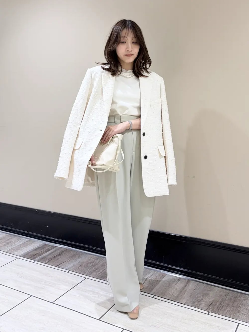 ベージュ系のその他トップス、グリーン系のその他パンツ、ホワイト系のその他アウターを着用したレディースの春コーディネートの3枚目の写真