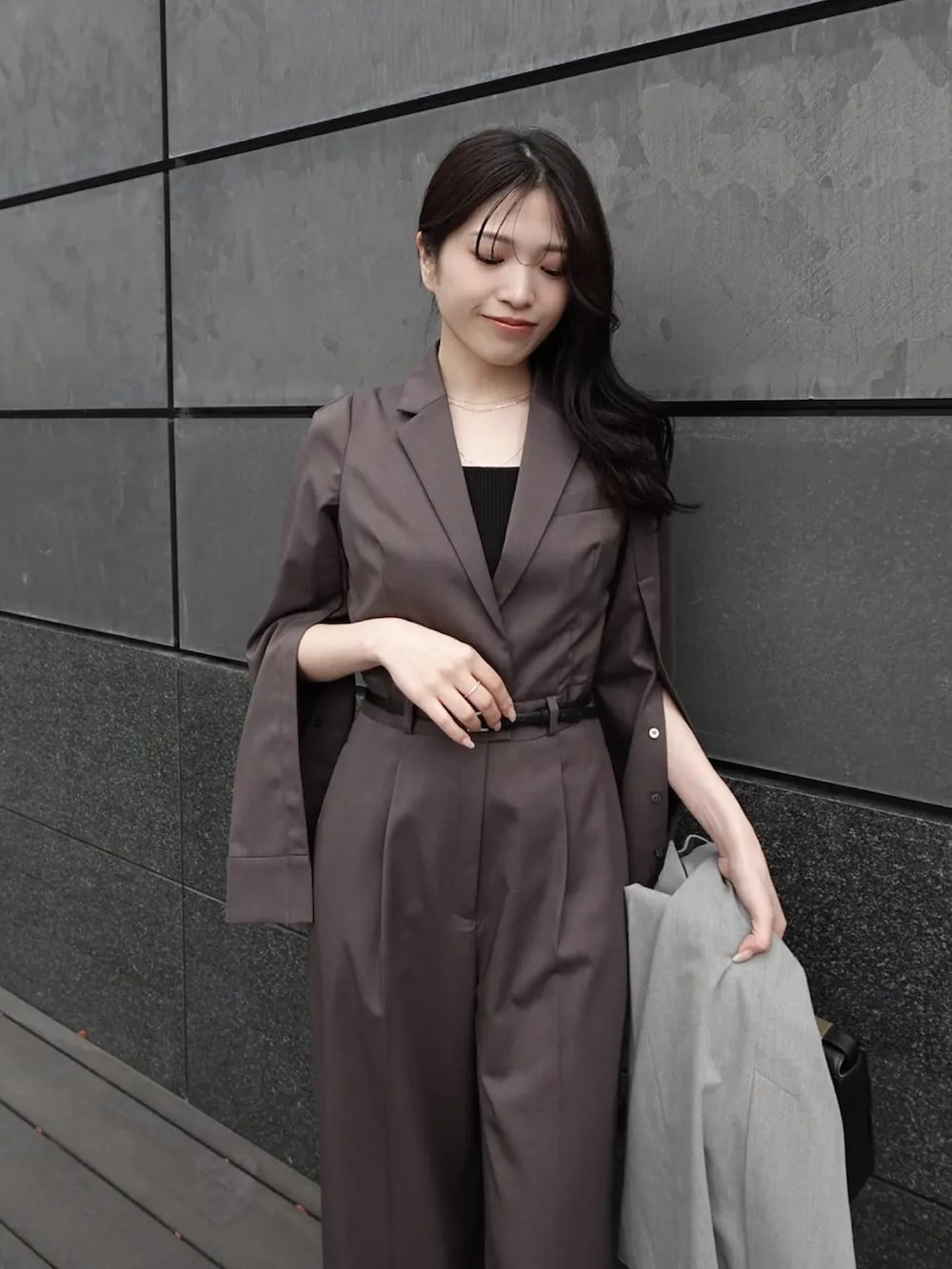 グレー系のテーラードジャケット、グレー系のつなぎ/オールインワンを着用したレディースの冬コーディネートの5枚目の写真