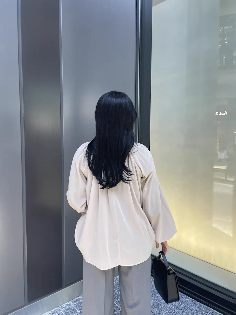 ピンク系のシャツ/ブラウスを着用したレディースの冬コーディネートの5枚目の写真