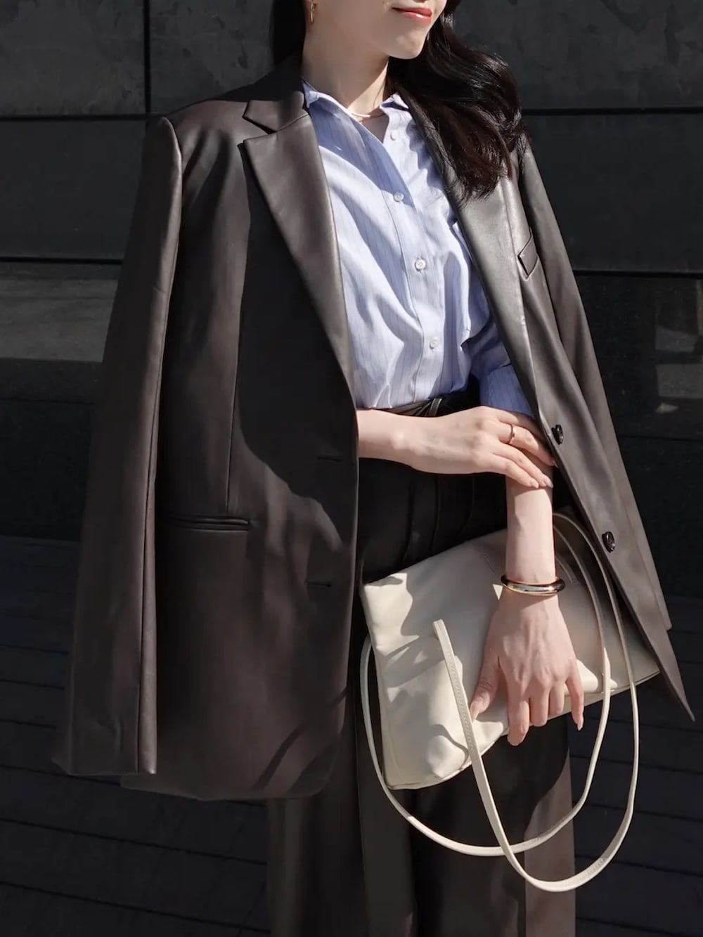 ブラウン系のその他アウター、ブルー系のシャツ/ブラウス、ブラウン系のその他パンツを着用したレディースの春コーディネートの3枚目の写真