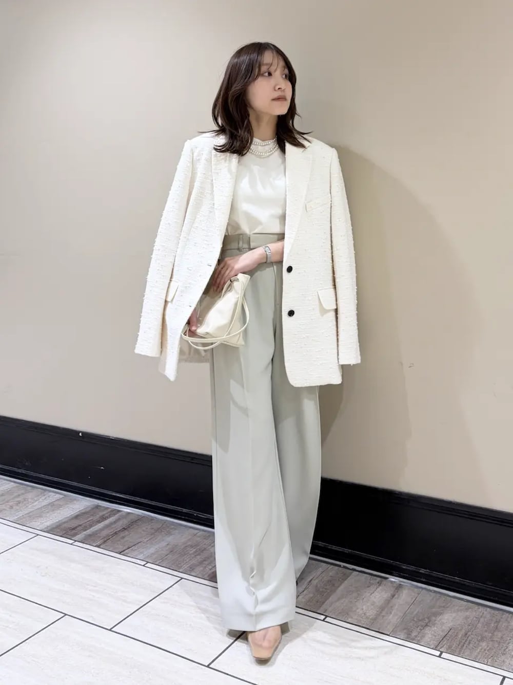 ベージュ系のその他トップス、グリーン系のその他パンツ、ホワイト系のその他アウターを着用したレディースの春コーディネートの2枚目の写真