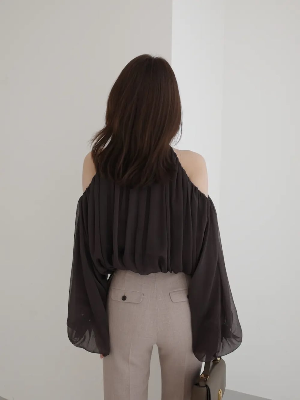 ブラウン系のシャツ/ブラウス、ベージュ系のスラックスを着用したレディースの春コーディネートの5枚目の写真