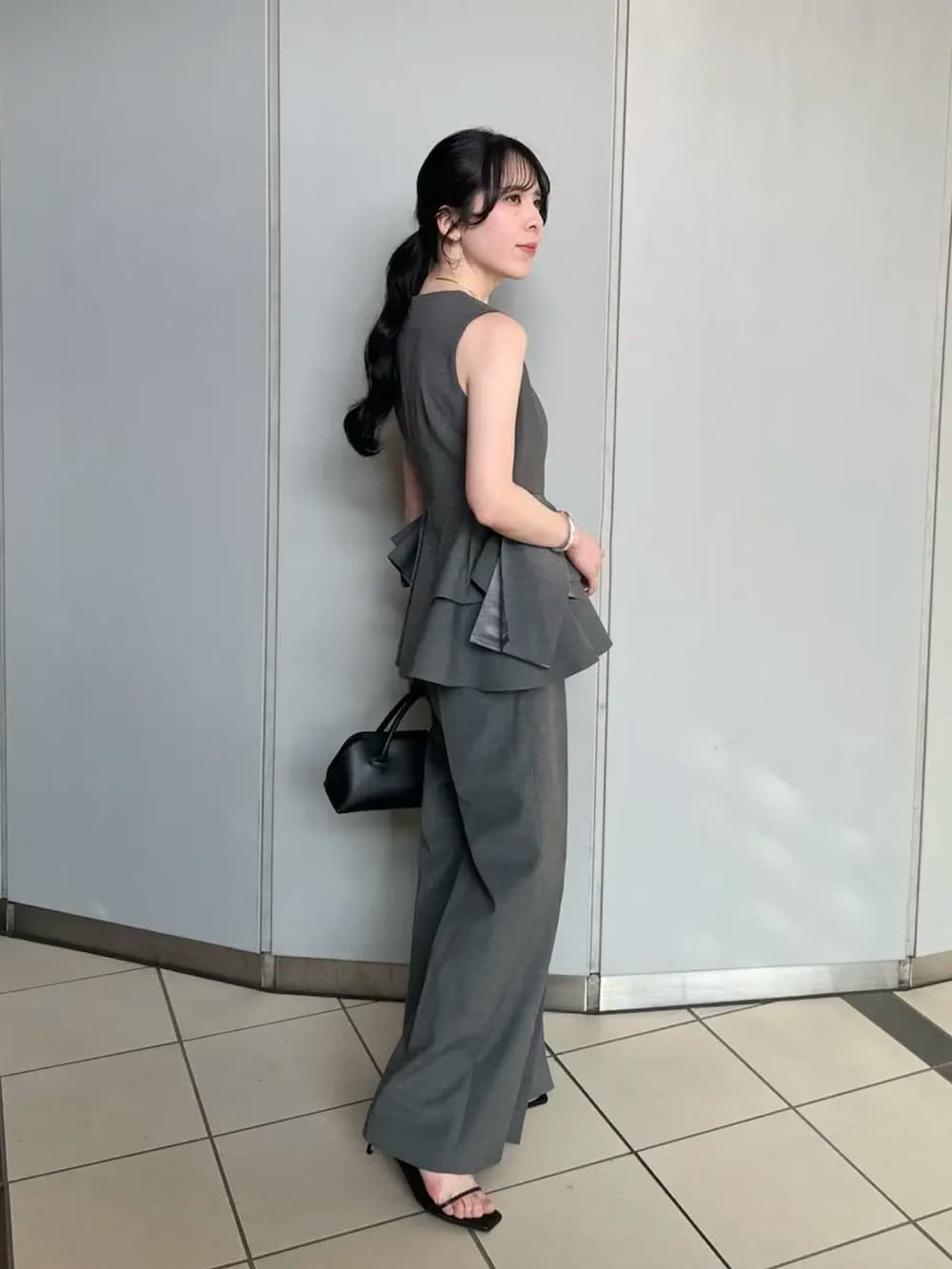 グレー系のシャツ/ブラウス、グレー系のその他パンツを着用したレディースの夏コーディネートの3枚目の写真