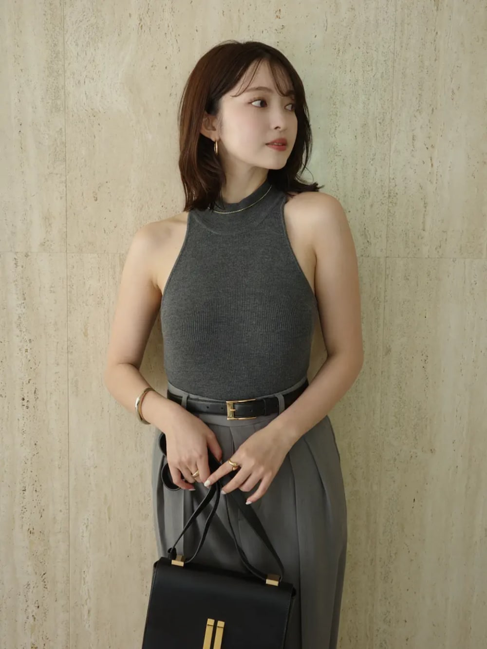 グレー系のその他パンツ、ブラック系のサンダル、グレー系のタンクトップを着用したレディースの夏コーディネートの4枚目の写真