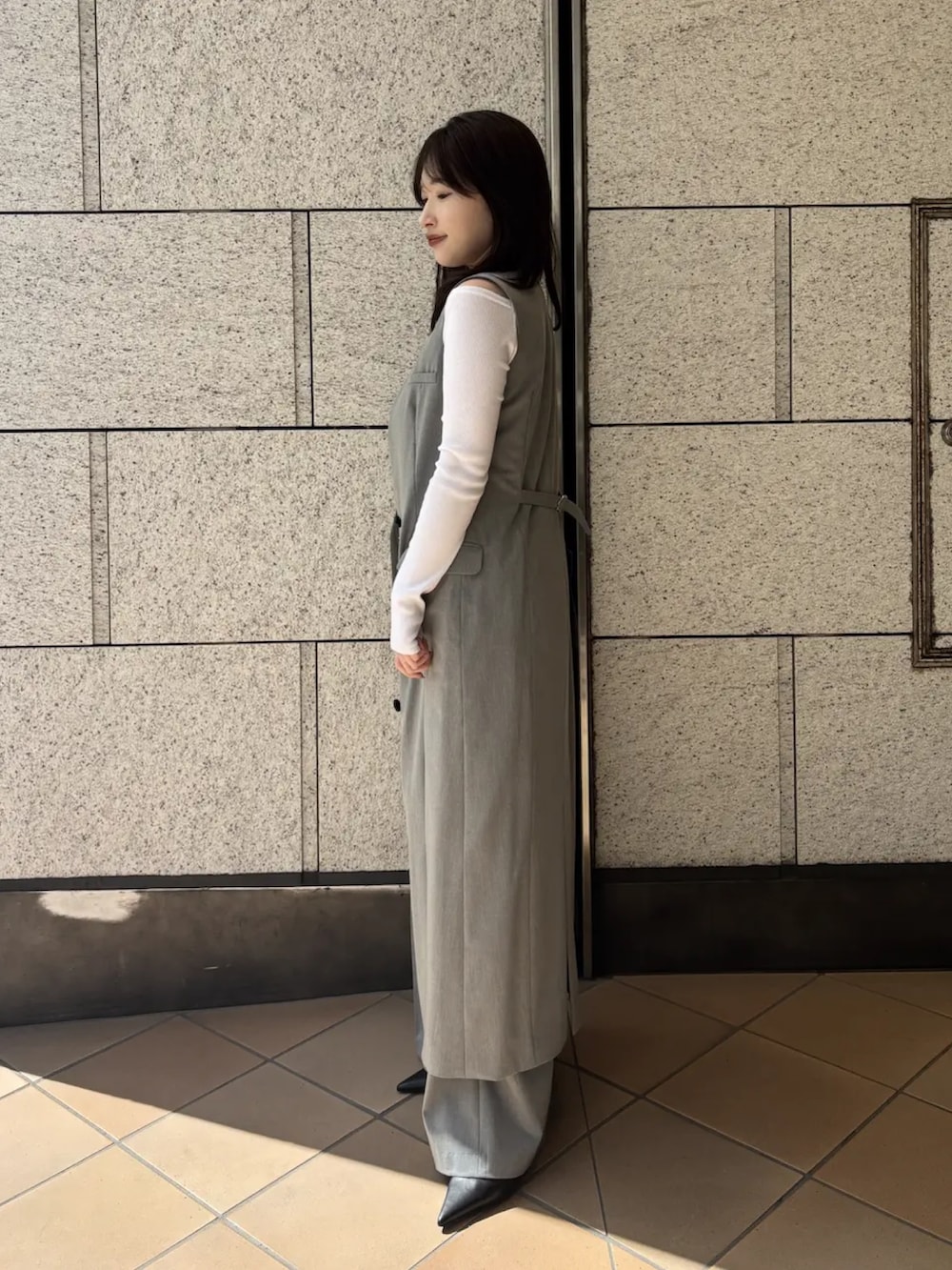 ホワイト系のTシャツ/カットソー、グレー系のその他パンツ、グレー系のワンピースを着用したレディースの春コーディネートの3枚目の写真