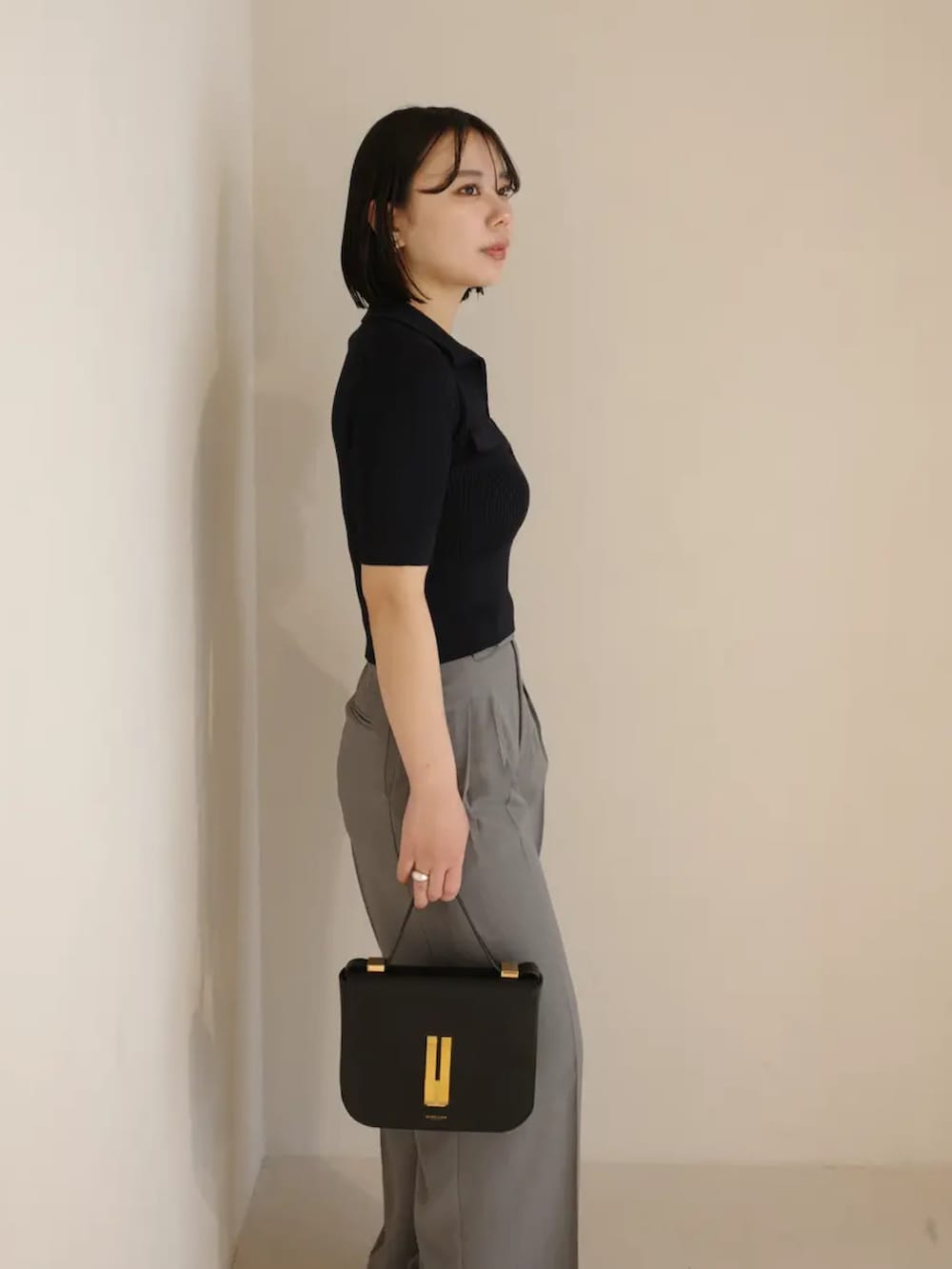 ブルー系のニット/セーターを着用したレディースの冬コーディネートの2枚目の写真