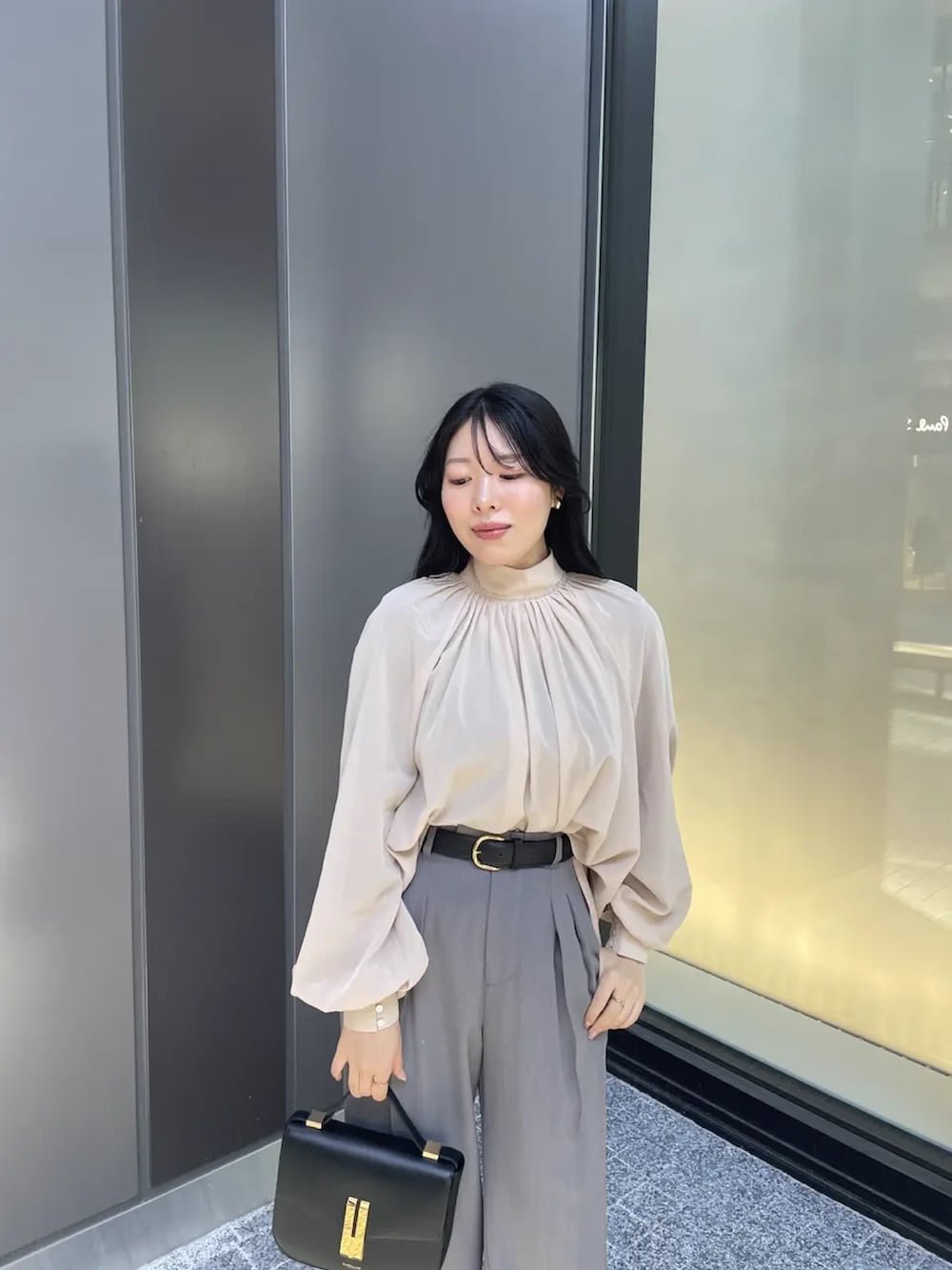 ピンク系のシャツ/ブラウスを着用したレディースの冬コーディネートの3枚目の写真