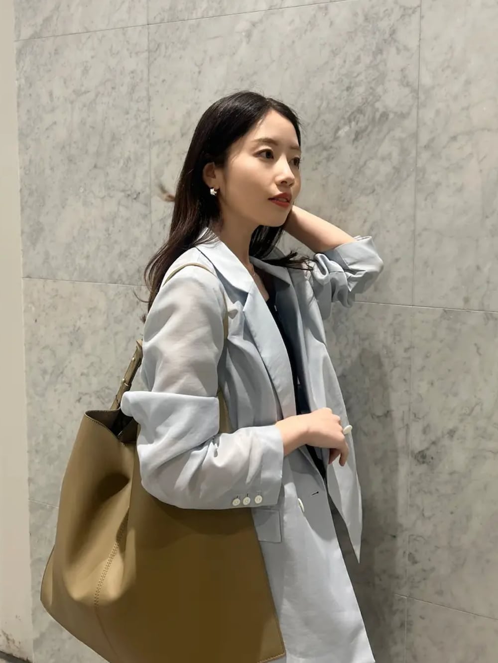 ブルー系のテーラードジャケットを着用したレディースの春コーディネートの2枚目の写真