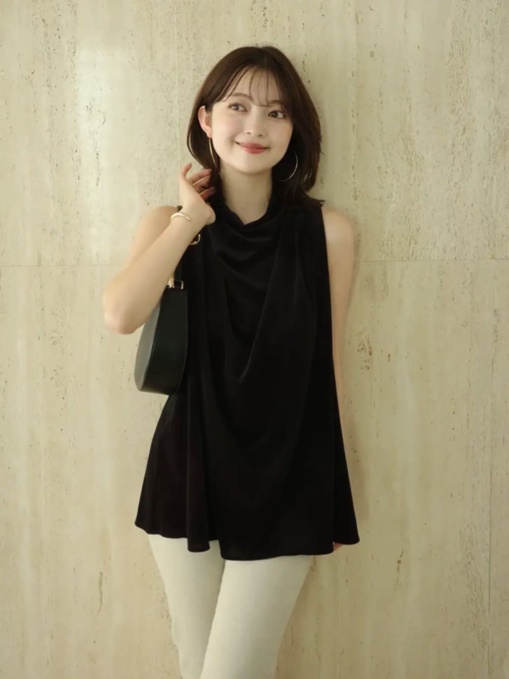 ベージュ系のデニムパンツ、ブラック系のシャツ/ブラウスを着用したレディースの夏コーディネートの3枚目の写真