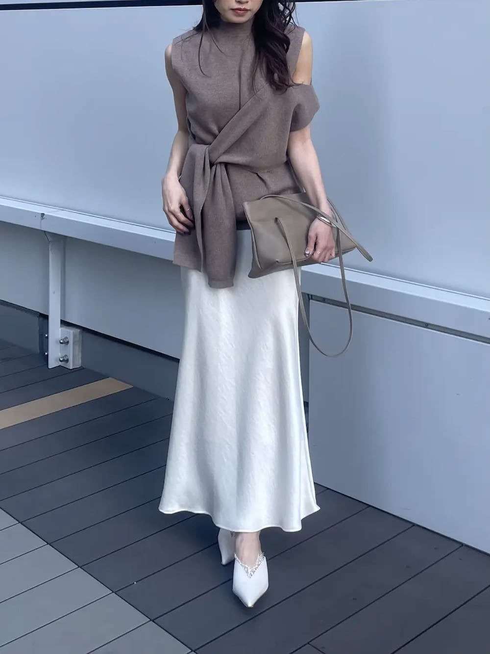 ブラウン系のニット/セーターを着用したレディースの春コーディネートの3枚目の写真