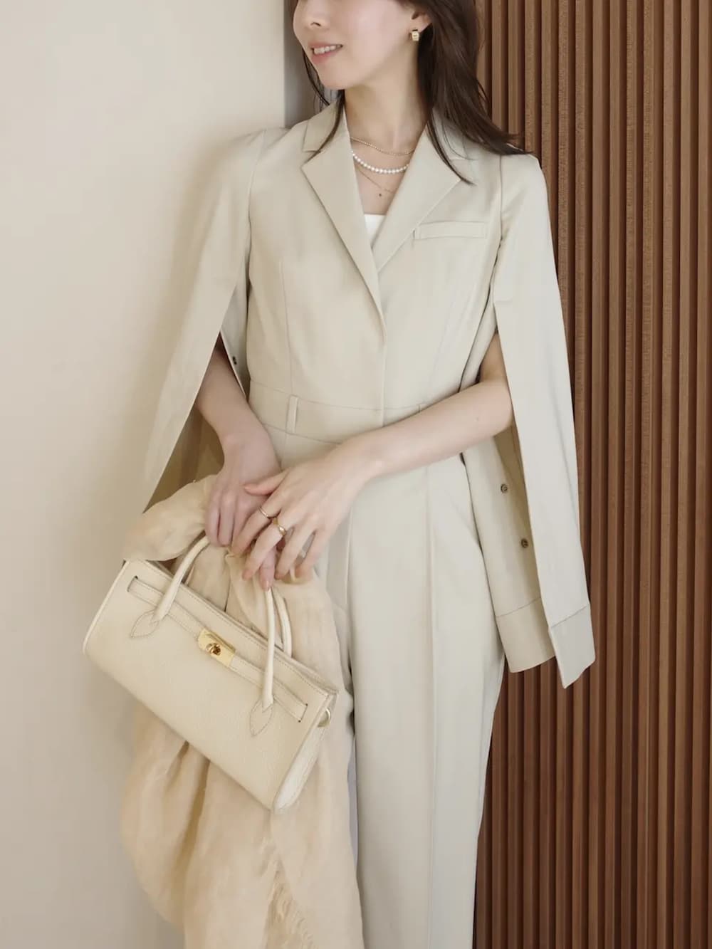 ベージュ系のつなぎ/オールインワン、ホワイト系のパンプスを着用したレディースの冬コーディネートの3枚目の写真