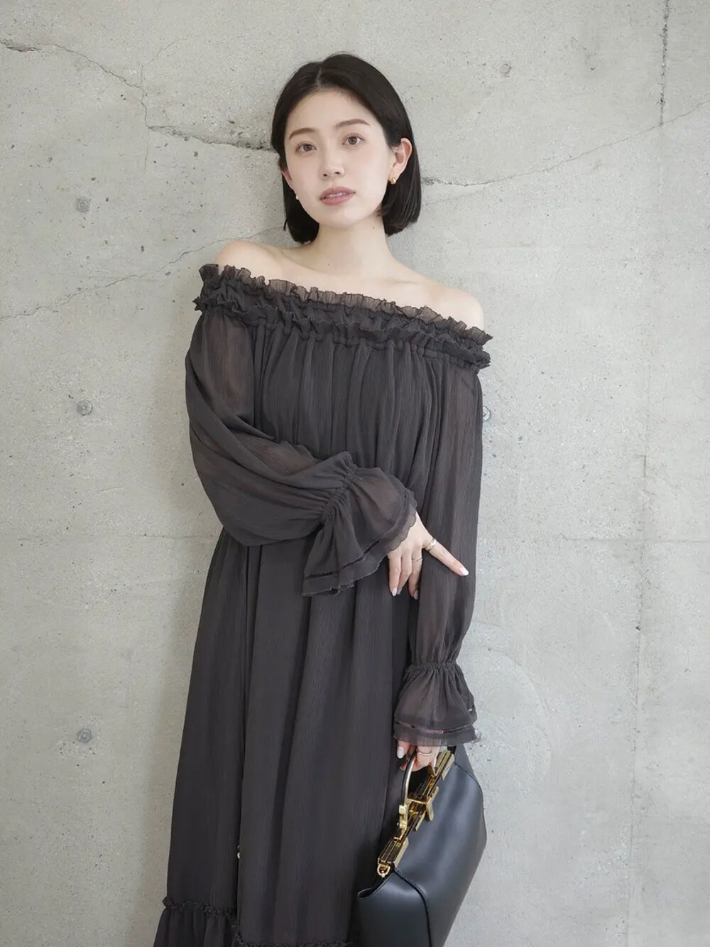 グレー系のワンピースを着用したレディースの春コーディネートの2枚目の写真