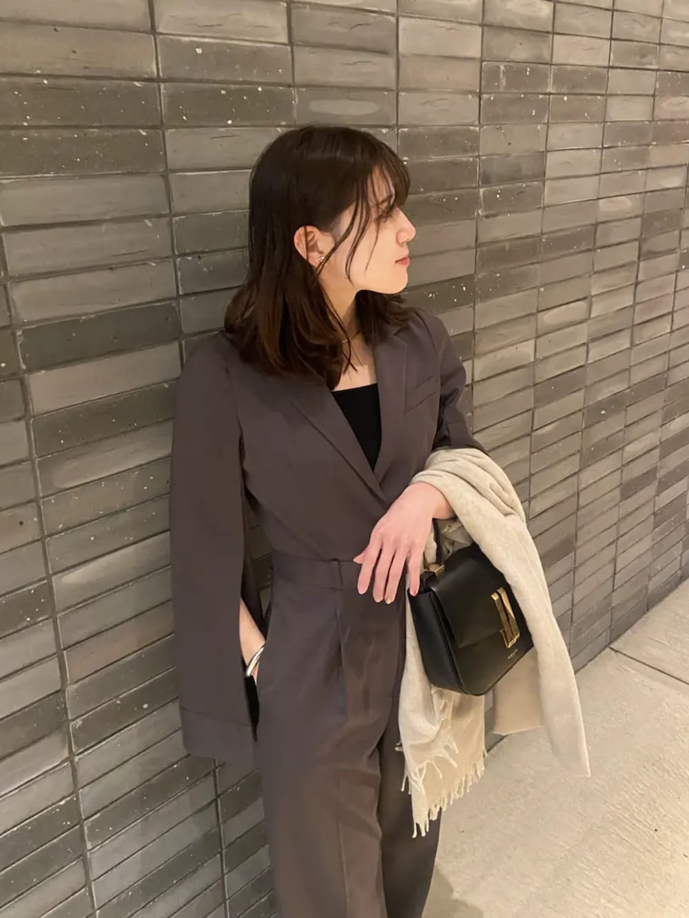 グレー系のつなぎ/オールインワンを着用したレディースの冬コーディネートの3枚目の写真