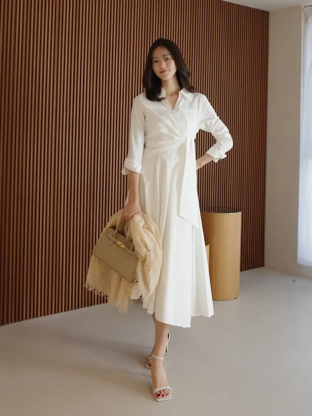ホワイト系のシャツワンピースを着用したレディースの春コーディネートの4枚目の写真