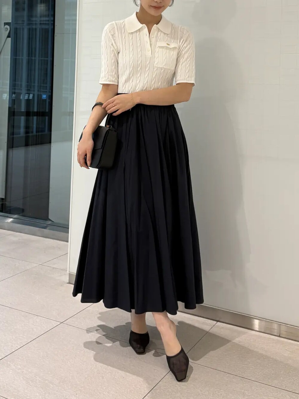 ホワイト系のワンピースを着用したレディースの冬コーディネートの3枚目の写真