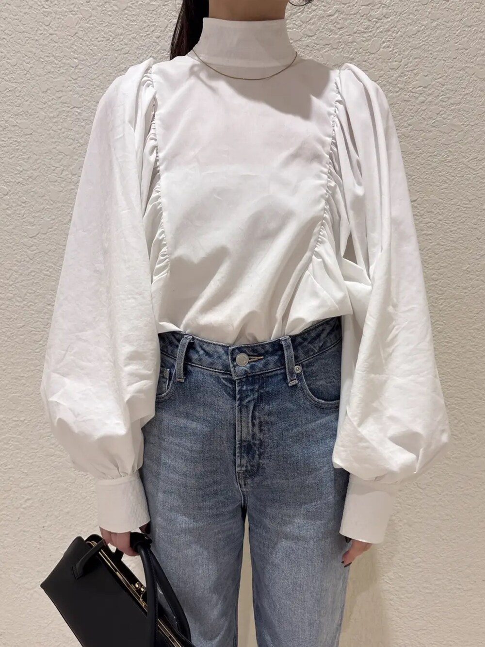 ホワイト系のシャツ/ブラウス、ブルー系のデニムパンツを着用したレディースの冬コーディネートの5枚目の写真