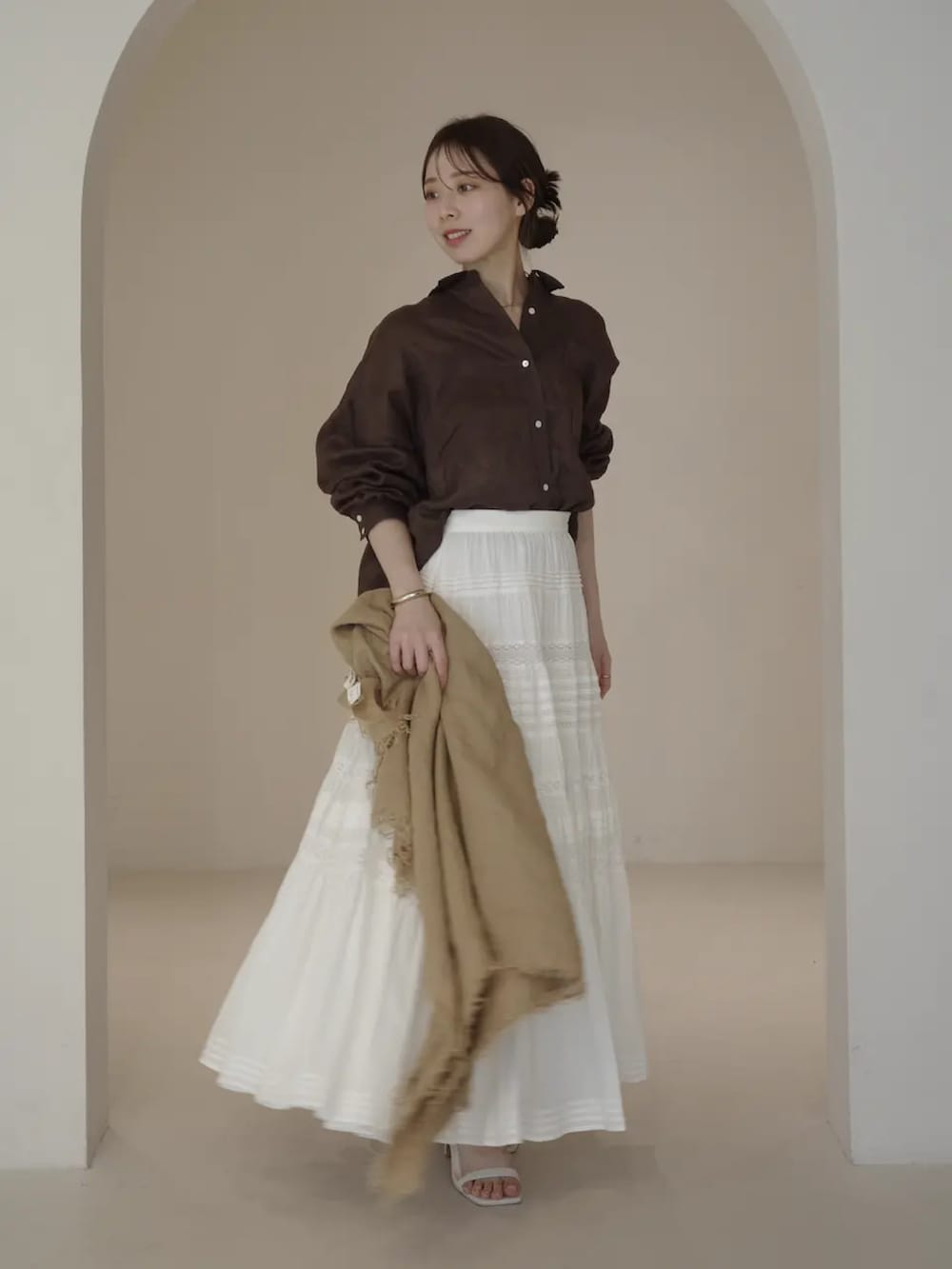 ブラウン系のシャツ/ブラウス、ホワイト系のスカートを着用したレディースの冬コーディネートの2枚目の写真