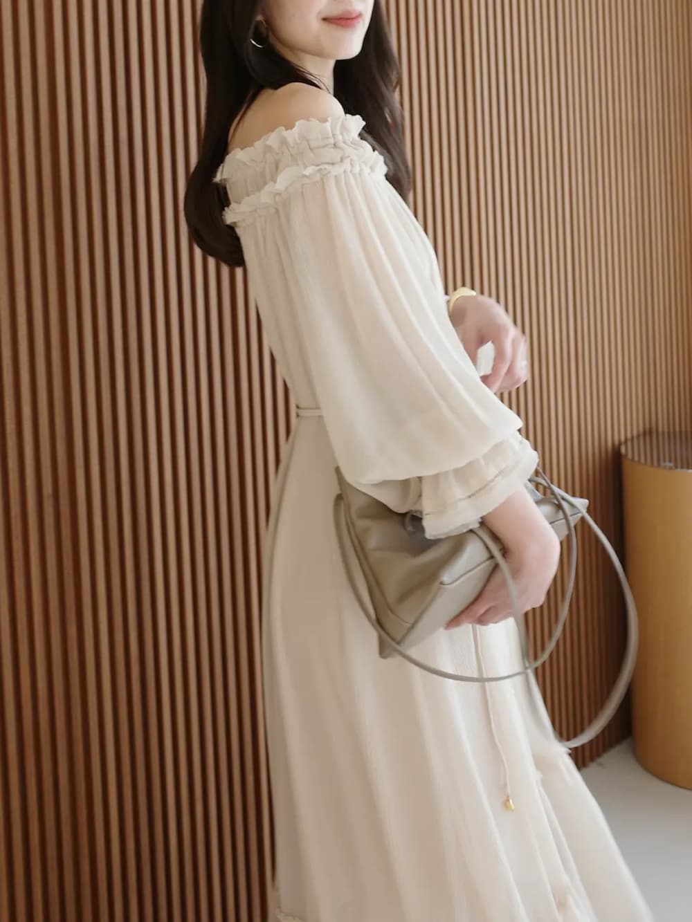 ベージュ系のワンピースを着用したレディースの春コーディネートの4枚目の写真