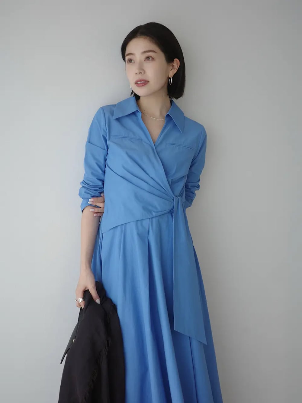 ブルー系のシャツワンピースを着用したレディースの春コーディネートの3枚目の写真