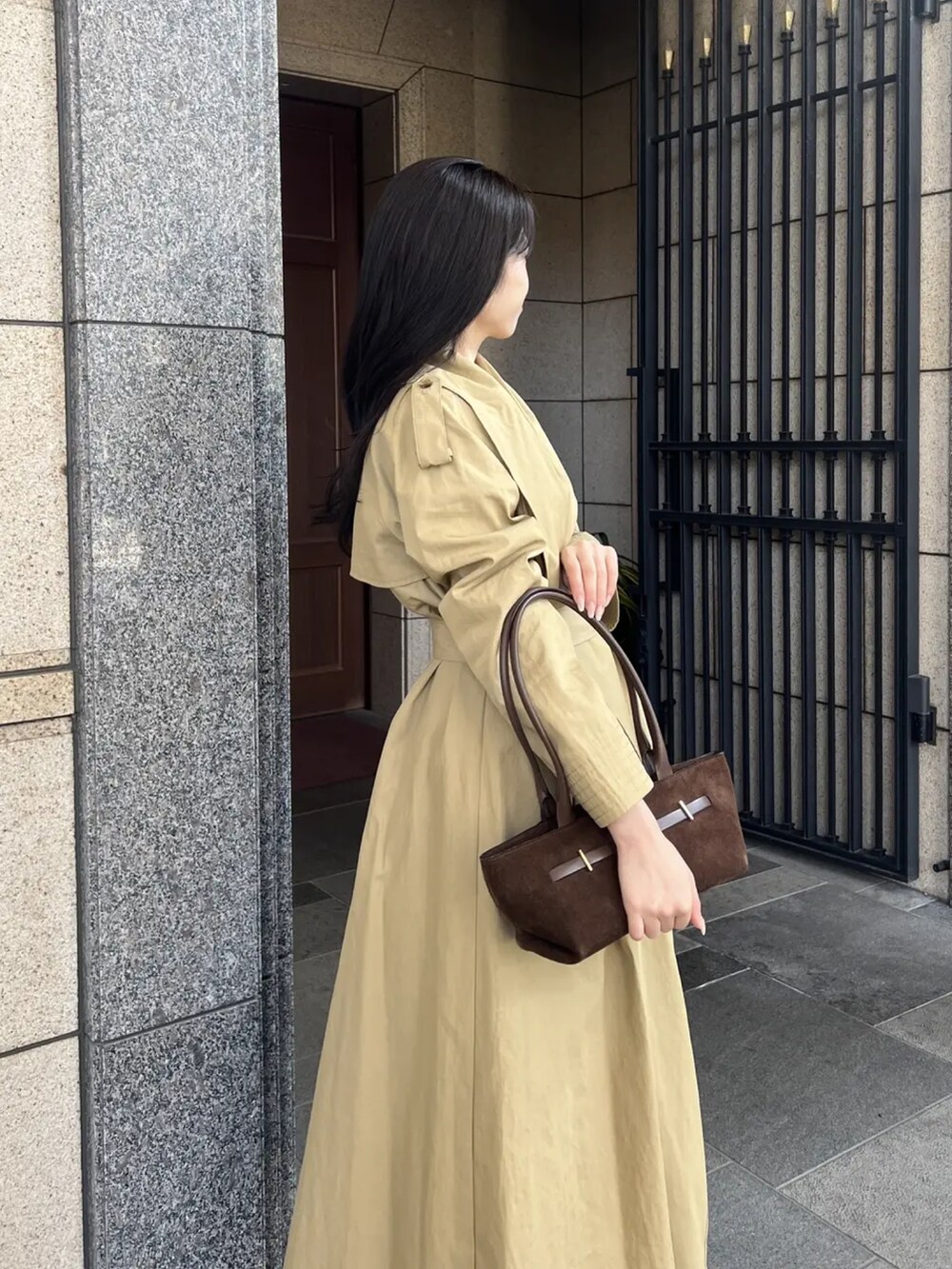 ベージュ系のトレンチコート、ホワイト系のカーディガン/ボレロ、ホワイト系のその他パンツを着用したレディースの冬コーディネートの3枚目の写真