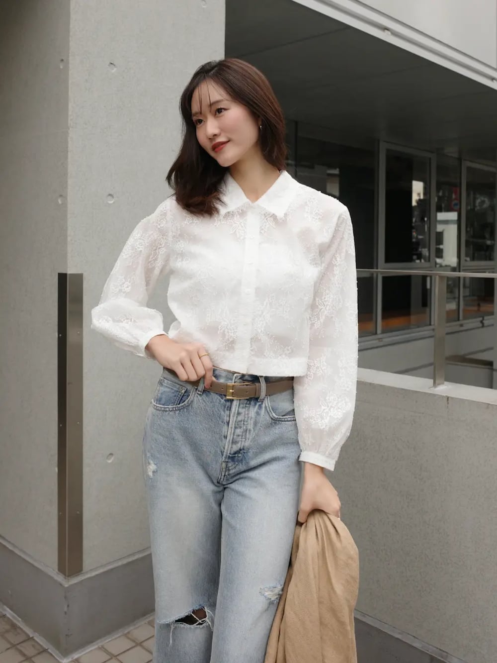 ホワイト系のシャツ/ブラウス、ブルー系のデニムパンツを着用したレディースの冬コーディネートの2枚目の写真