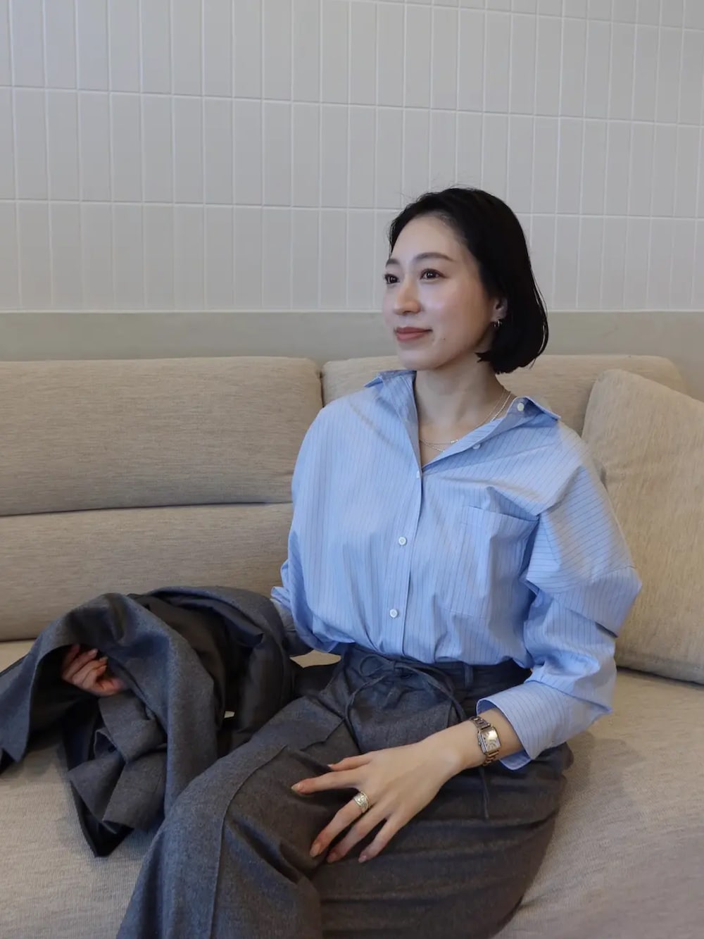 ブルー系のシャツ/ブラウス、グレー系のテーラードジャケット、グレー系のその他パンツを着用したレディースの冬コーディネートの3枚目の写真