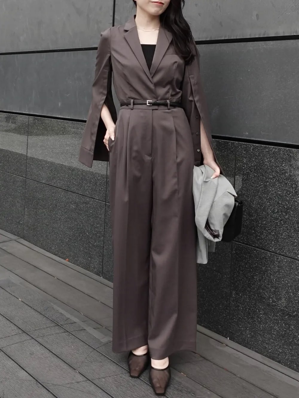 グレー系のテーラードジャケット、グレー系のつなぎ/オールインワンを着用したレディースの冬コーディネートの2枚目の写真