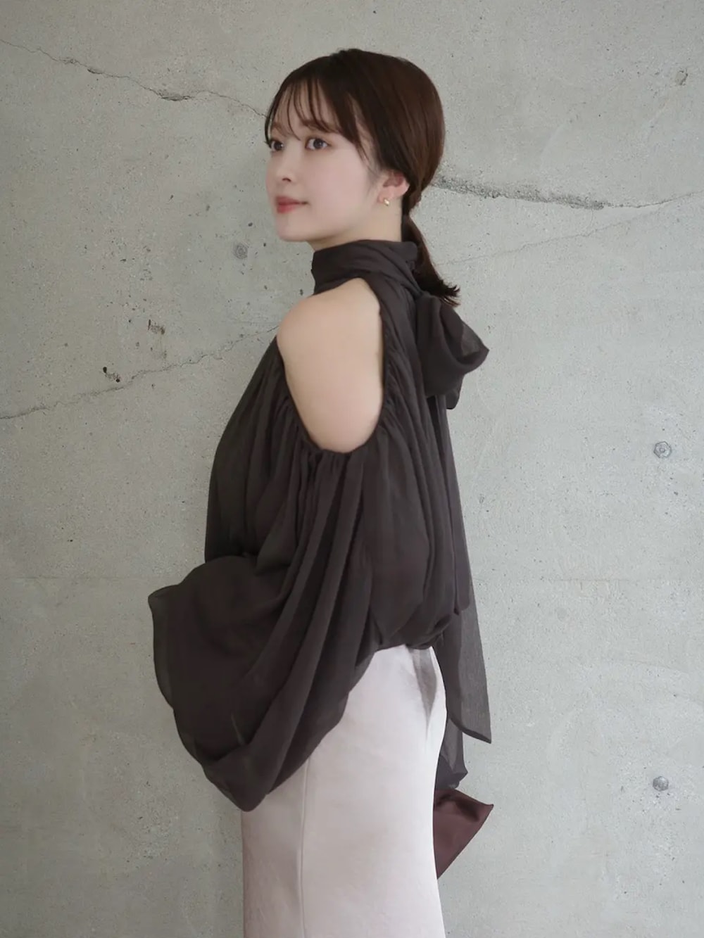 ブラウン系のシャツ/ブラウスを着用したレディースの春コーディネートの3枚目の写真