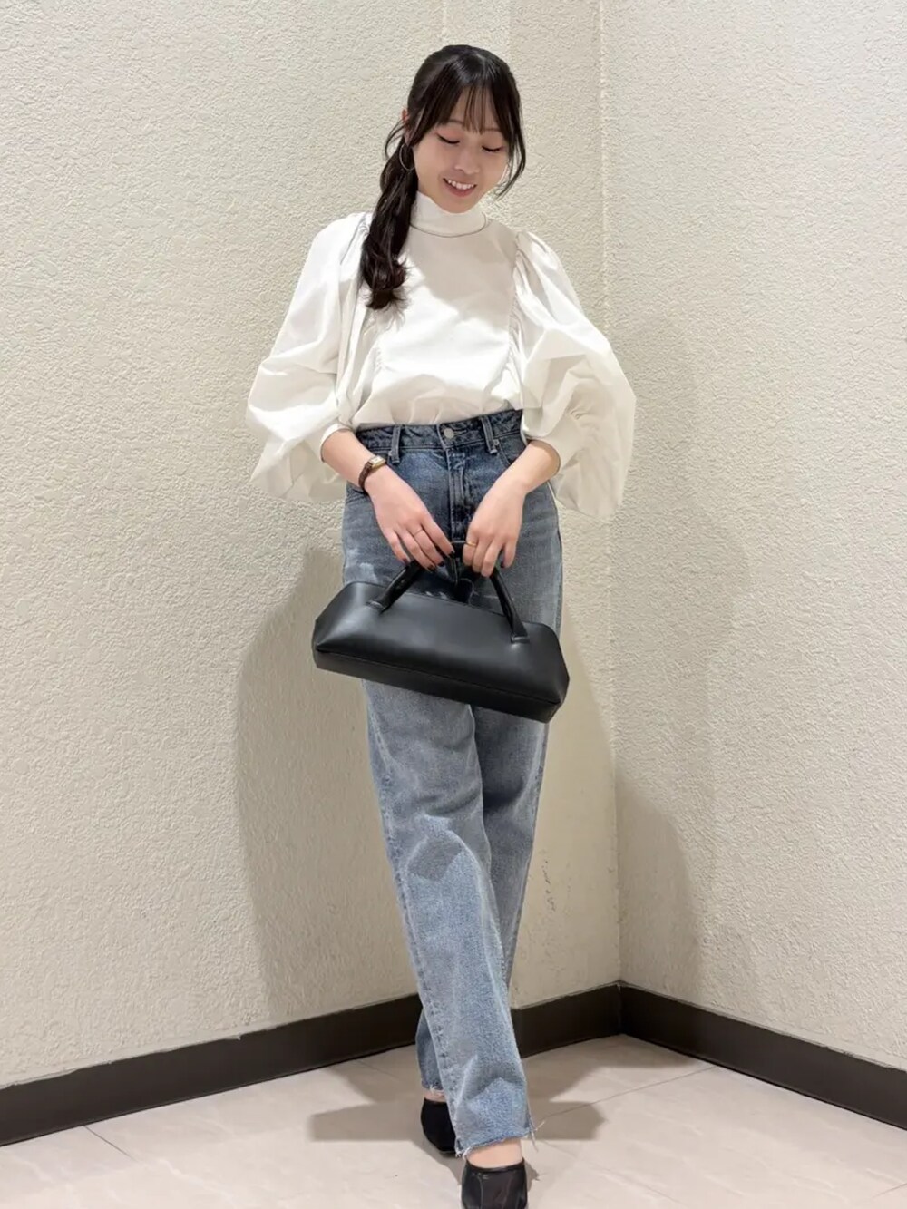 ホワイト系のシャツ/ブラウス、ブルー系のデニムパンツを着用したレディースの冬コーディネートの2枚目の写真