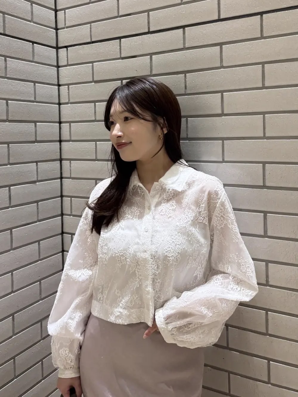 ホワイト系のシャツ/ブラウス、ピンク系のスカートを着用したレディースの冬コーディネートの3枚目の写真