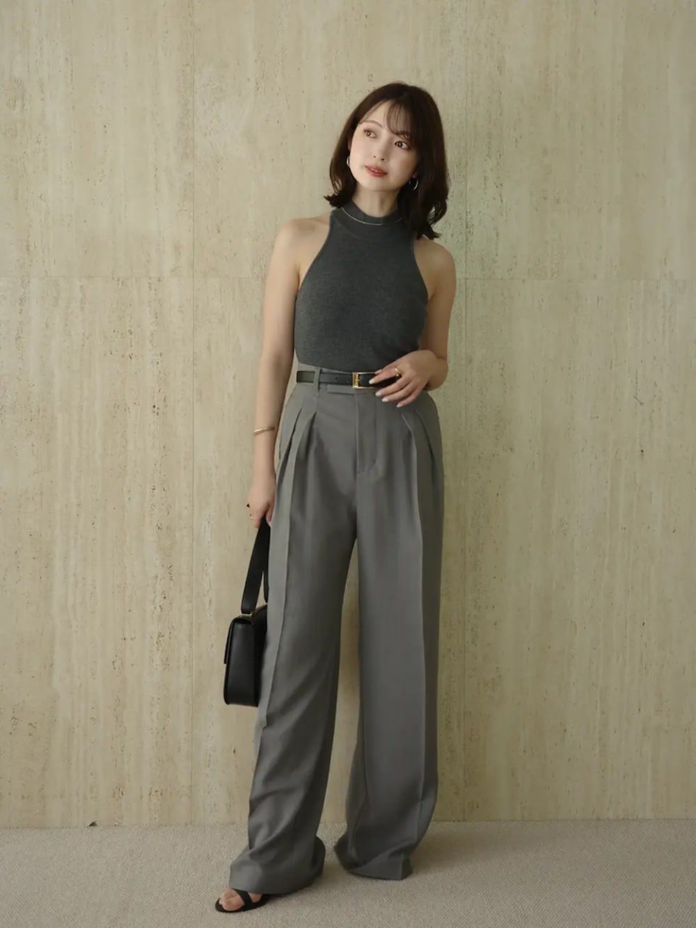 グレー系のその他パンツ、ブラック系のサンダル、グレー系のタンクトップを着用したレディースの夏コーディネートの2枚目の写真