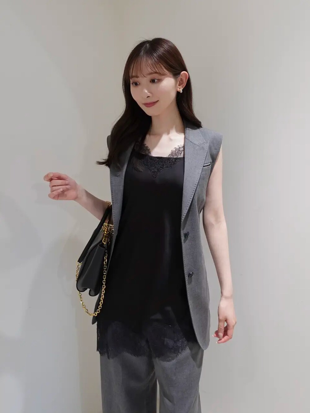 ブラック系のキャミソール、グレー系のその他アウター、グレー系のその他パンツを着用したレディースの春コーディネートの4枚目の写真