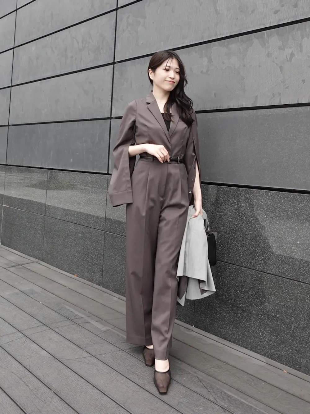 グレー系のテーラードジャケット、グレー系のつなぎ/オールインワンを着用したレディースの冬コーディネートの3枚目の写真