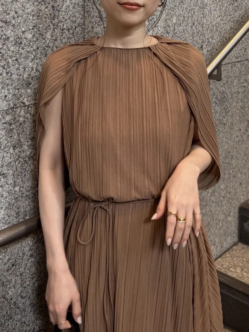 ベージュ系のワンピースを着用したレディースの春コーディネートの3枚目の写真