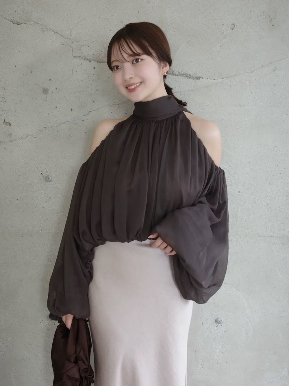 ブラウン系のシャツ/ブラウスを着用したレディースの春コーディネートの2枚目の写真