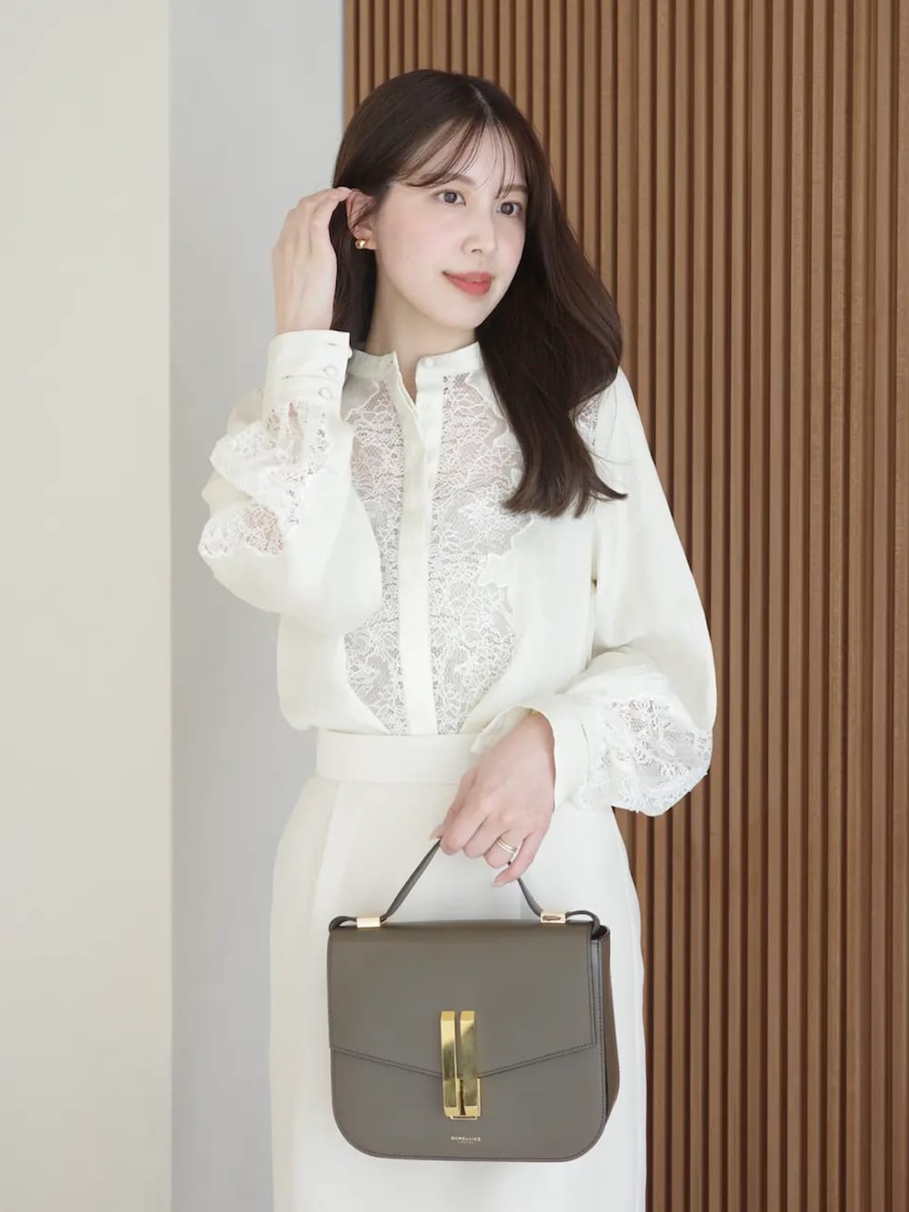 ホワイト系のシャツ/ブラウス、ホワイト系のスカートを着用したレディースの春コーディネートの2枚目の写真