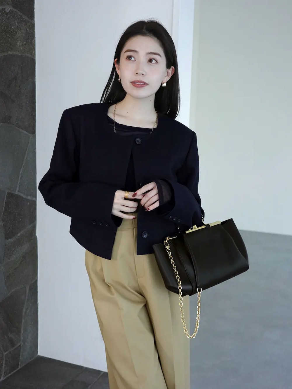 ブルー系のノーカラージャケット、ベージュ系のその他パンツを着用したレディースの冬コーディネートの2枚目の写真