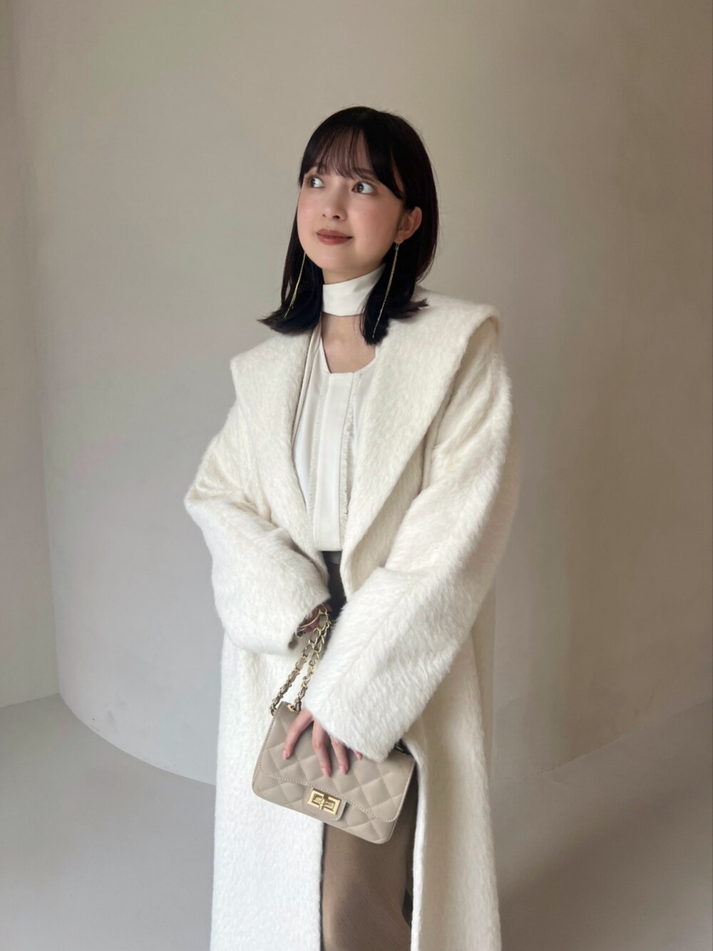 グレー系のその他アウター、ホワイト系のその他アウター、ホワイト系のシャツ/ブラウスを着用したレディースの冬コーディネートの4枚目の写真