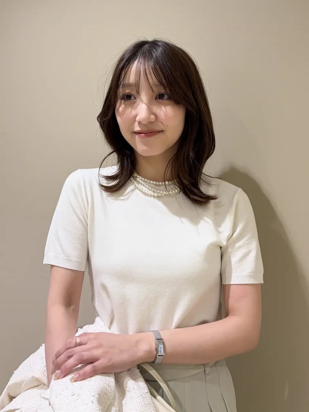 ベージュ系のその他トップス、グリーン系のその他パンツ、ホワイト系のその他アウターを着用したレディースの春コーディネートの4枚目の写真