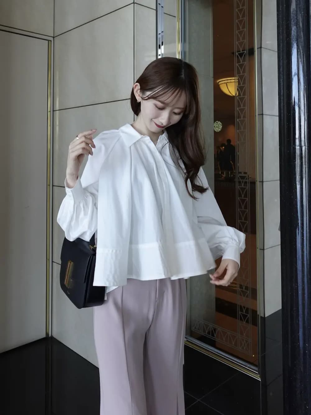 ホワイト系のシャツ/ブラウス、ピンク系のその他パンツを着用したレディースの冬コーディネートの3枚目の写真