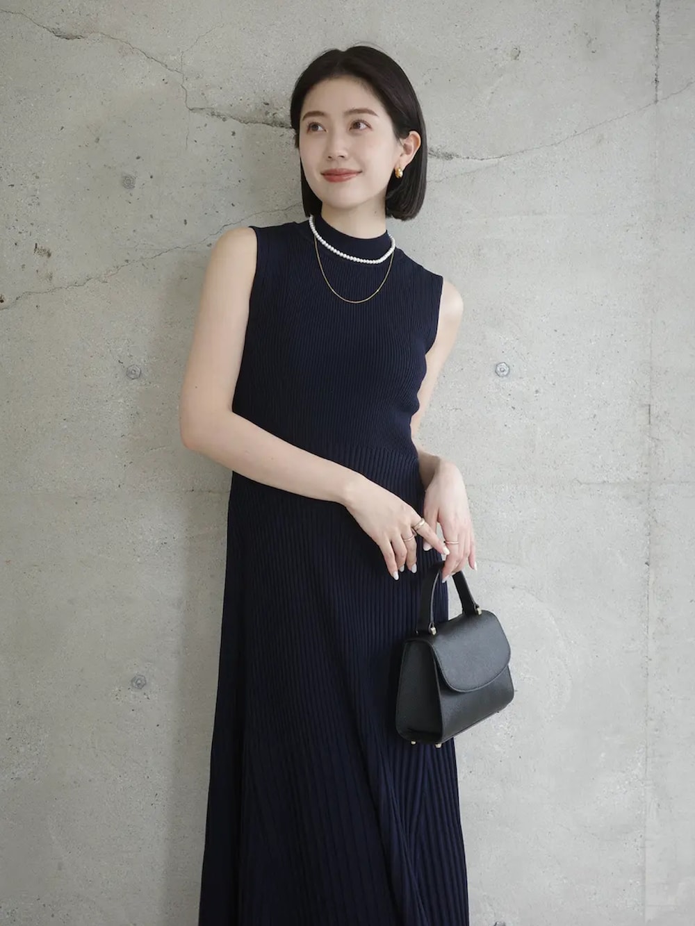 ブルー系のワンピースを着用したレディースの春コーディネートの3枚目の写真