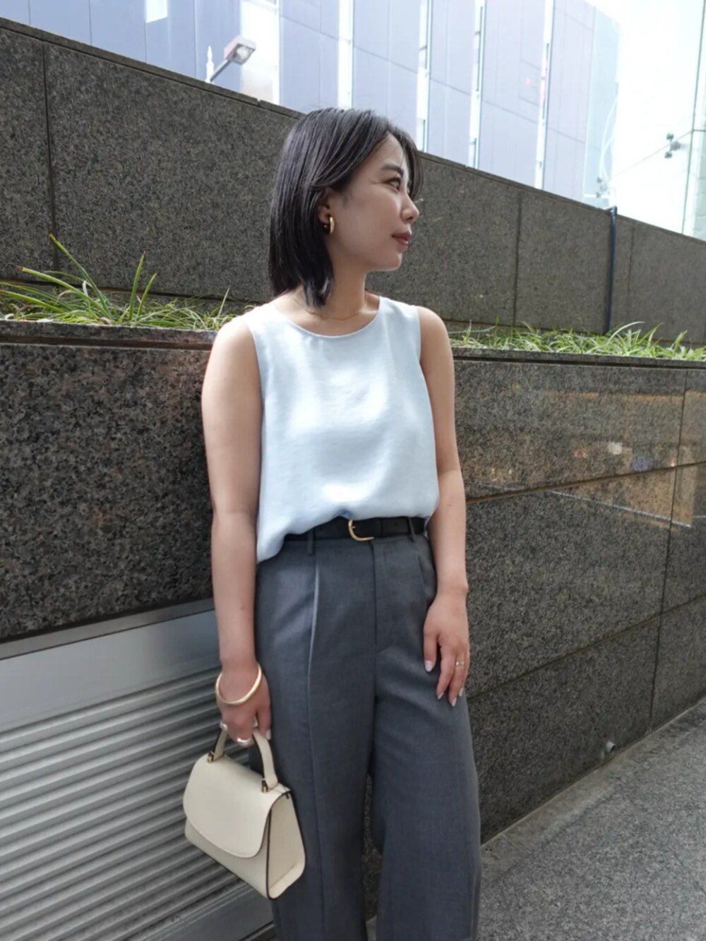 グレー系のその他パンツ、ブルー系のシャツ/ブラウスを着用したレディースの夏コーディネートの2枚目の写真