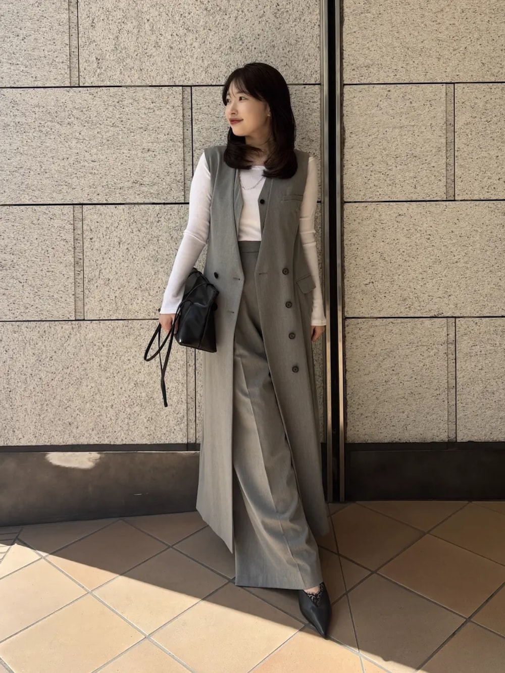 ホワイト系のTシャツ/カットソー、グレー系のその他パンツ、グレー系のワンピースを着用したレディースの春コーディネートの2枚目の写真